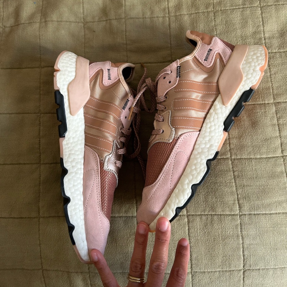Women’s Adidas Nite Jogger Rose Gold Size 8 - Picture 3 of 6